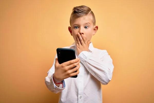코카서스의 아이는 스마트폰을 사용하여 핸드폰 커버의 화면을 실수로 충격을 두려움을 — 스톡 사진