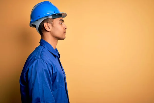 파란색 유니폼을 전하게 헬멧을 아프리카 미국인 근로자 감넘치는 미소를 스러운 — 스톡 사진