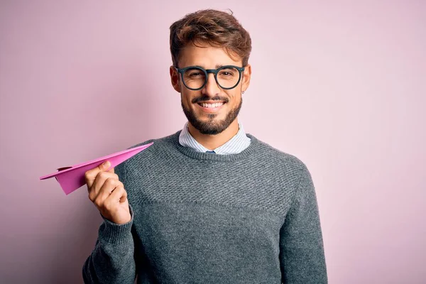 Joven Hombre Guapo Sosteniendo Aviones Papel Con Gafas Sobre Fondo —  Fotos de Stock