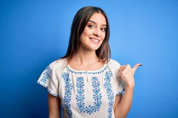 Jovem Bela Mulher Morena Vestindo Camiseta Casual Sobre Fundo Azul — Fotografia de Stock