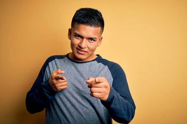 Joven Hombre Latino Guapo Con Camiseta Casual Pie Sobre Fondo —  Fotos de Stock