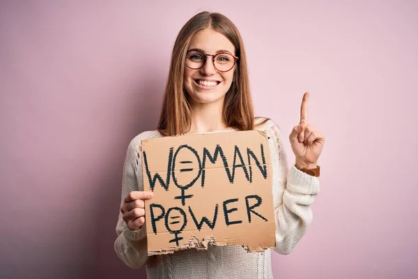 Joven Hermosa Pelirroja Pidiendo Los Derechos Las Mujeres Con Pancarta —  Fotos de Stock