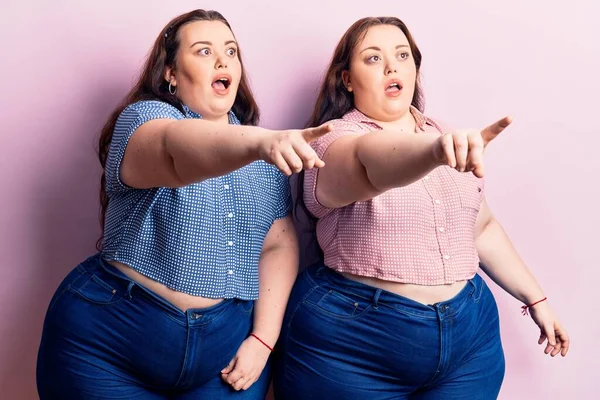 Junge Size Zwillinge Lässiger Kleidung Die Mit Erstaunten Fingern Nach — Stockfoto