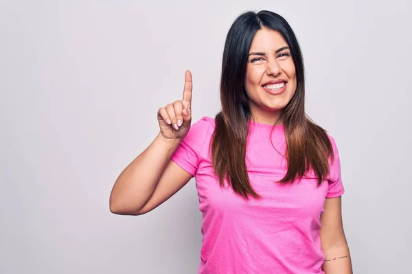 Junge Schöne Brünette Frau Lässigem Rosa Shirt Steht Über Weißem — Stockfoto