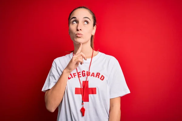 Bella Donna Bagnino Indossa Shirt Con Croce Rossa Utilizzando Fischio — Foto Stock