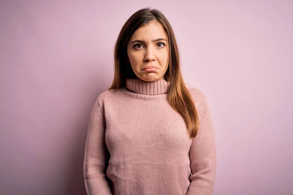 Mulher Bonita Vestindo Camisola Gola Alta Sobre Rosa Isolado Fundo — Fotografia de Stock