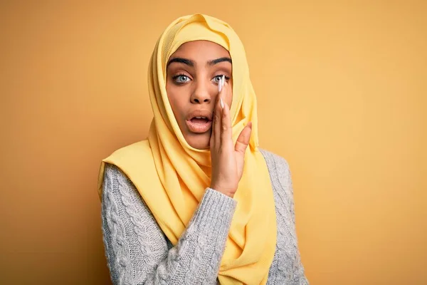 Joven Chica Afroamericana Hermosa Con Hiyab Musulmán Sobre Fondo Amarillo — Foto de Stock
