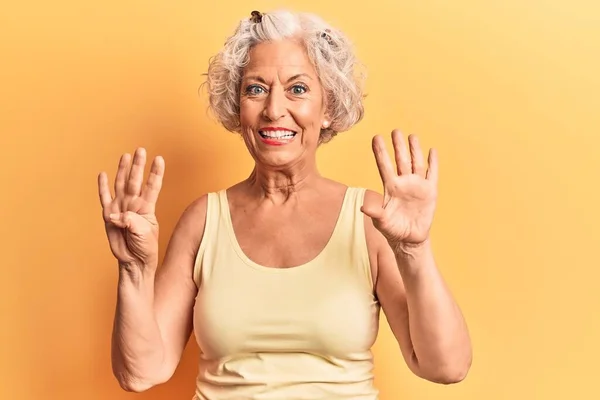 Senior Mujer Pelo Gris Con Ropa Casual Mostrando Apuntando Hacia —  Fotos de Stock