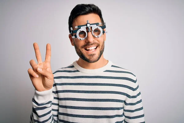 Homem Bonito Jovem Com Barba Vestindo Óculos Optometria Sobre Fundo — Fotografia de Stock