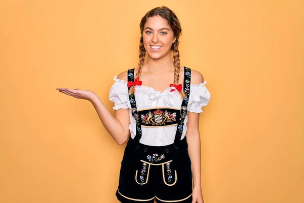 Junge Schöne Blonde Deutsche Frau Mit Blauen Augen Traditionellem Oktoberfestkleid — Stockfoto