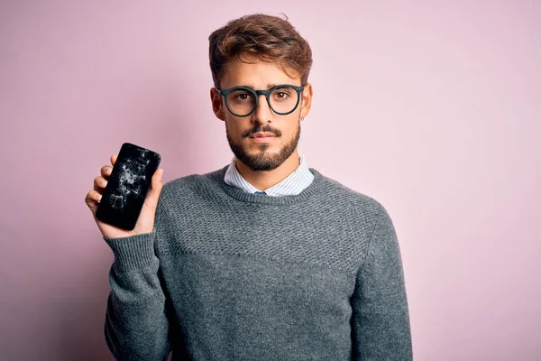 Joven Con Barba Usando Gafas Sosteniendo Teléfono Inteligente Roto Agrietado — Foto de Stock