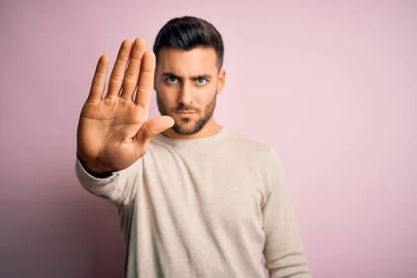 Jovem Homem Bonito Vestindo Camisola Casual Sobre Fundo Rosa Isolado — Fotografia de Stock