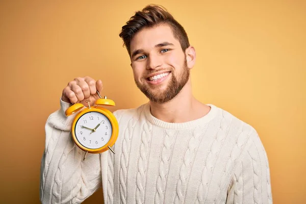 Joven Hombre Rubio Con Barba Ojos Azules Sosteniendo Despertador Sobre — Foto de Stock