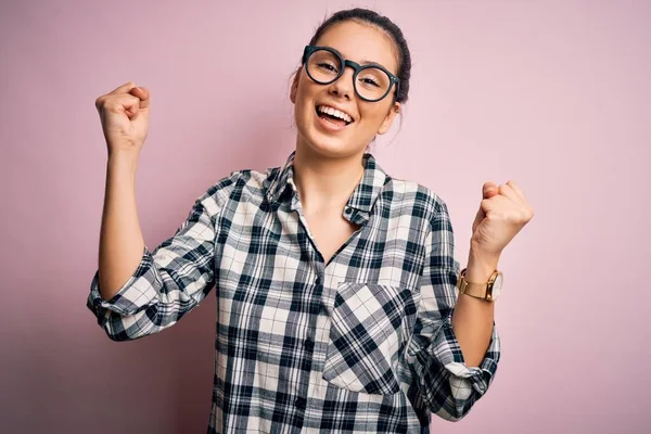 Giovane Bella Donna Bruna Indossa Camicia Casual Occhiali Sfondo Rosa — Foto Stock