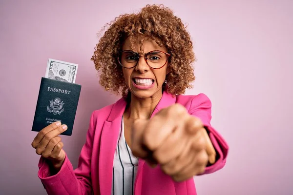 Ung Afrikansk Amerikansk Lockig Kvinna Håller Usa Pass Med Dollar — Stockfoto