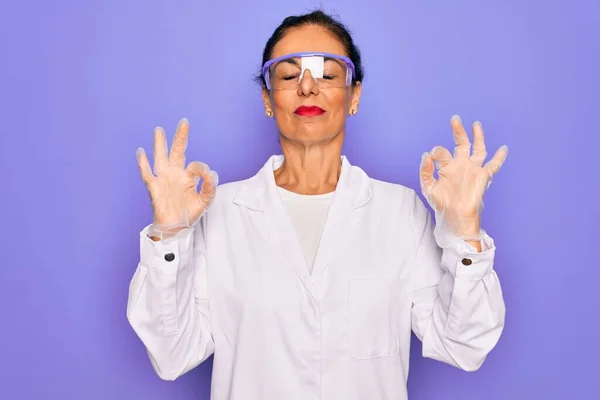 Middelbare Leeftijd Senior Wetenschapper Vrouw Dragen Jas Laboratoriumbril Paarse Achtergrond — Stockfoto