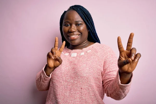 Afroamerikanische Size Frau Mit Zöpfen Lässigem Pullover Vor Rosa Hintergrund — Stockfoto