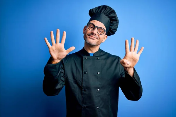 잘생긴 요리사가 유니폼을 모자를 자신감 행복하게 웃으면서 손가락으로 가리키며 — 스톡 사진