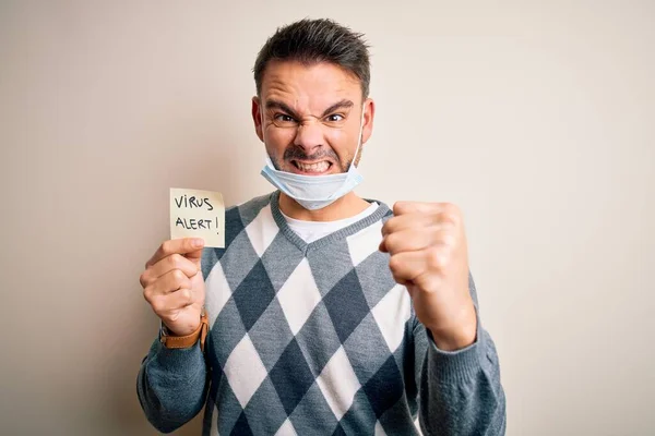 의료용 마스크를 바이러스 메시지가 종이를 잘생긴 남자가 당황하고 고함을 지르며 — 스톡 사진