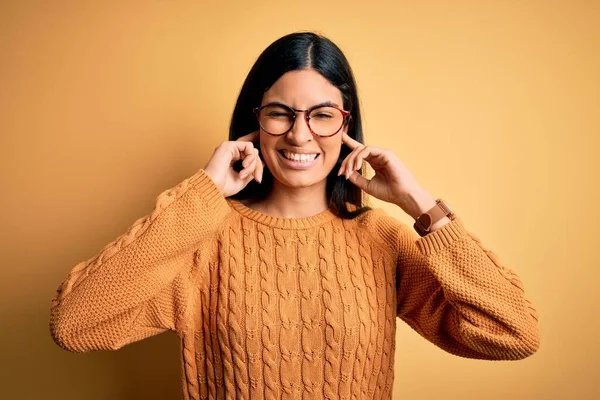 Sarı Arka Plan Üzerine Gözlük Takan Genç Güzel Spanyol Kadın — Stok fotoğraf