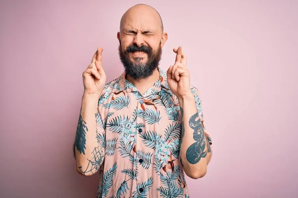 Bonito Homem Careca Com Barba Tatuagem Vestindo Camisa Floral Casual — Fotografia de Stock