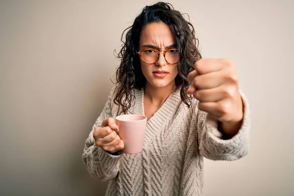 Kıvırcık Saçlı Beyaz Arka Planda Pembe Kahve Içen Genç Bir — Stok fotoğraf