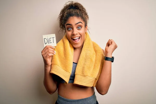 Ung Afrikansk Amerikansk Idrottskvinna Bär Handduk Hålla Påminnelse Med Diet — Stockfoto