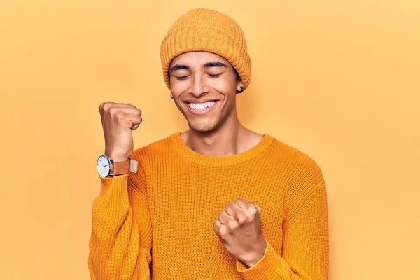 Jovem Africano Homem Amerciense Vestindo Boné Celebrando Surpreendido Surpreendido Pelo — Fotografia de Stock