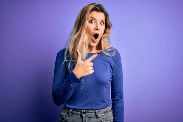 Junge Schöne Blonde Frau Lässigem Shirt Über Isoliertem Lila Hintergrund — Stockfoto