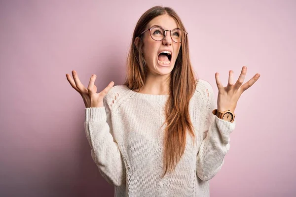 Jovem Mulher Ruiva Bonita Vestindo Camisola Casual Óculos Sobre Fundo — Fotografia de Stock