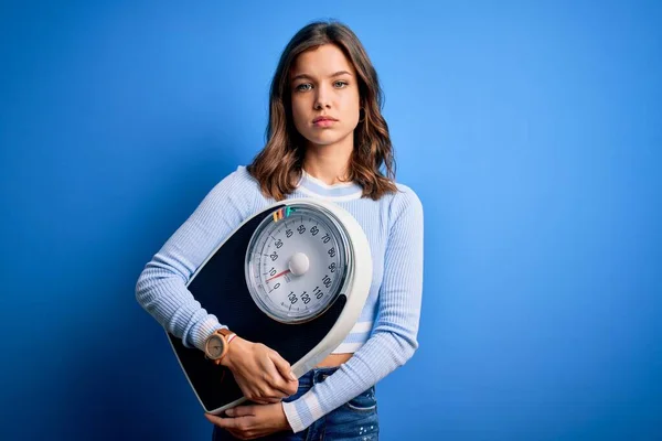 Jovem Menina Fitness Loira Segurando Dieta Escala Para Peso Quente — Fotografia de Stock