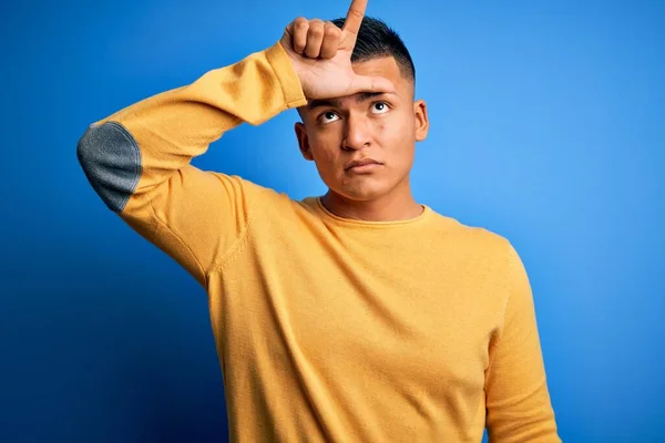 Genç Yakışıklı Latin Adam Sarı Günlük Süveter Giyiyor Mavi Arka — Stok fotoğraf