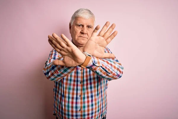 Senior Hombre Apuesto Alzado Con Camisa Colorida Casual Sobre Fondo — Foto de Stock
