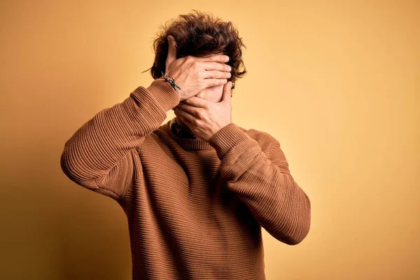 Homem Bonito Jovem Vestindo Camisa Casual Suéter Sobre Fundo Amarelo — Fotografia de Stock