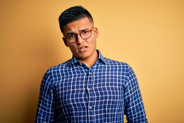 Jovem Homem Latino Bonito Vestindo Camisa Casual Óculos Sobre Fundo — Fotografia de Stock