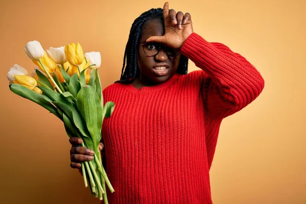 Jeune Afro Américaine Femme Taille Avec Des Tresses Tenant Bouquet — Photo