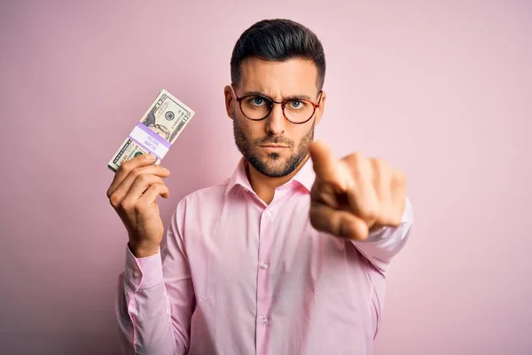 Joven Hombre Negocios Sosteniendo Racimo Billetes Dólares Sobre Fondo Aislado — Foto de Stock