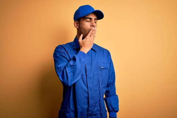 Jovem Mecânico Afro Americano Vestindo Uniforme Azul Boné Sobre Fundo — Fotografia de Stock