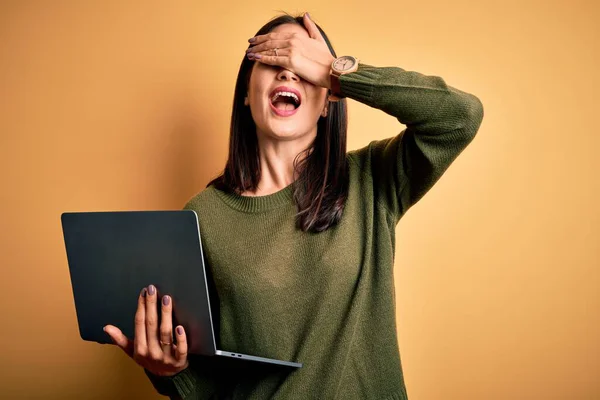 Junge Brünette Frau Mit Blauen Augen Die Mit Einem Computer — Stockfoto