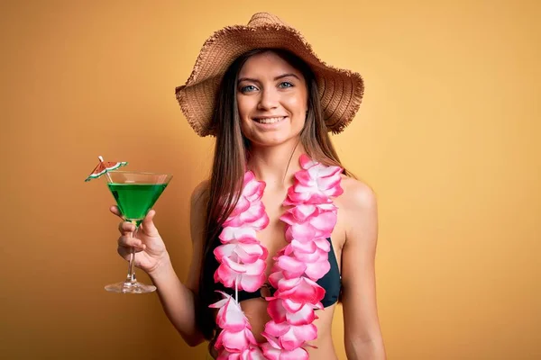 Beautiful Woman Blue Eyes Vacation Wearing Bikini Hawaiian Lei Drinking — Stock Photo, Image