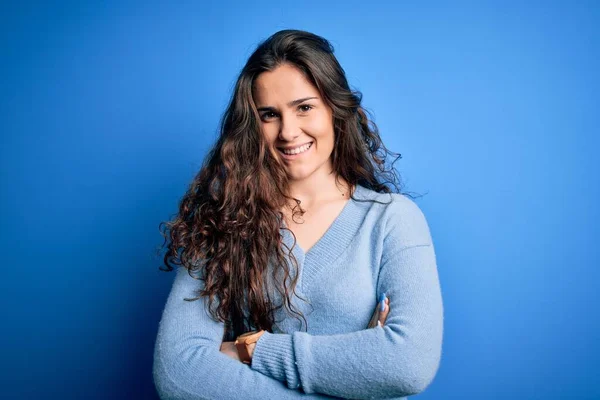 Mulher Bonita Nova Com Cabelo Encaracolado Vestindo Camisola Casual Azul — Fotografia de Stock