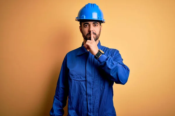 Mechanische Man Met Baard Blauw Uniform Veiligheidshelm Gele Achtergrond Vraagt — Stockfoto