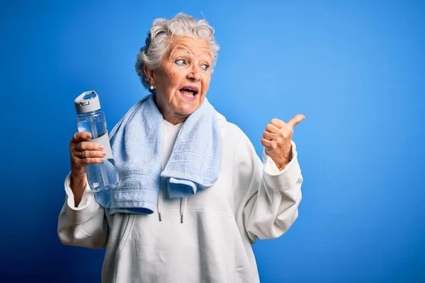 Starsza Piękna Sportowa Kobieta Trzyma Butelkę Wody Stojącej Nad Odizolowanym — Zdjęcie stockowe