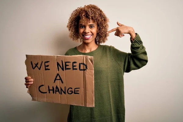 Jonge Afro Amerikaanse Activistische Vrouw Vraagt Verandering Met Spandoek Met — Stockfoto