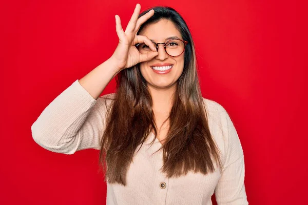 Joven Mujer Hispana Inteligente Con Gafas Pie Sobre Fondo Rojo — Foto de Stock