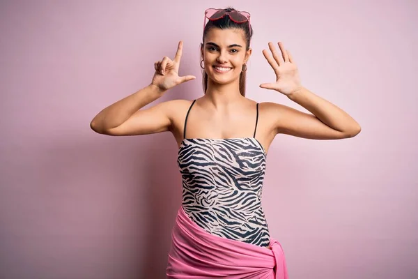 Young Beautiful Brunette Woman Vacation Wearing Swimsuit Pink Background Showing — Stock Photo, Image