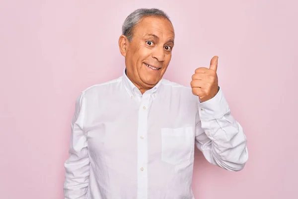 Senior Knappe Grijsharige Man Draagt Elegant Shirt Geïsoleerde Roze Achtergrond — Stockfoto