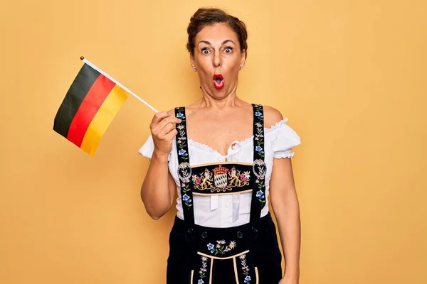 Wanita Patriotik Usia Pertengahan Mengenakan Gaun Oktoberfest Tradisional Memegang Bendera — Stok Foto