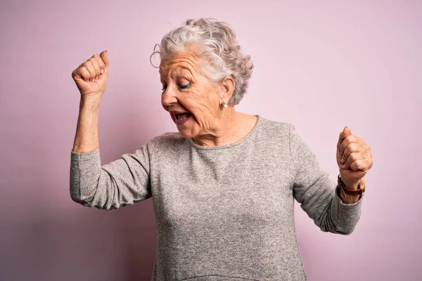 Senior Vacker Kvinna Bär Casual Shirt Stående Över Isolerad Rosa — Stockfoto