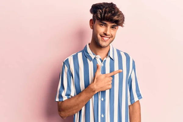 Junger Hispanischer Mann Lässiger Kleidung Lächelt Fröhlich Und Zeigt Mit — Stockfoto